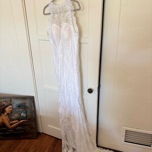 NEW never worn - White Lace Wedding with Sleeveless Design and Flowing Skirt